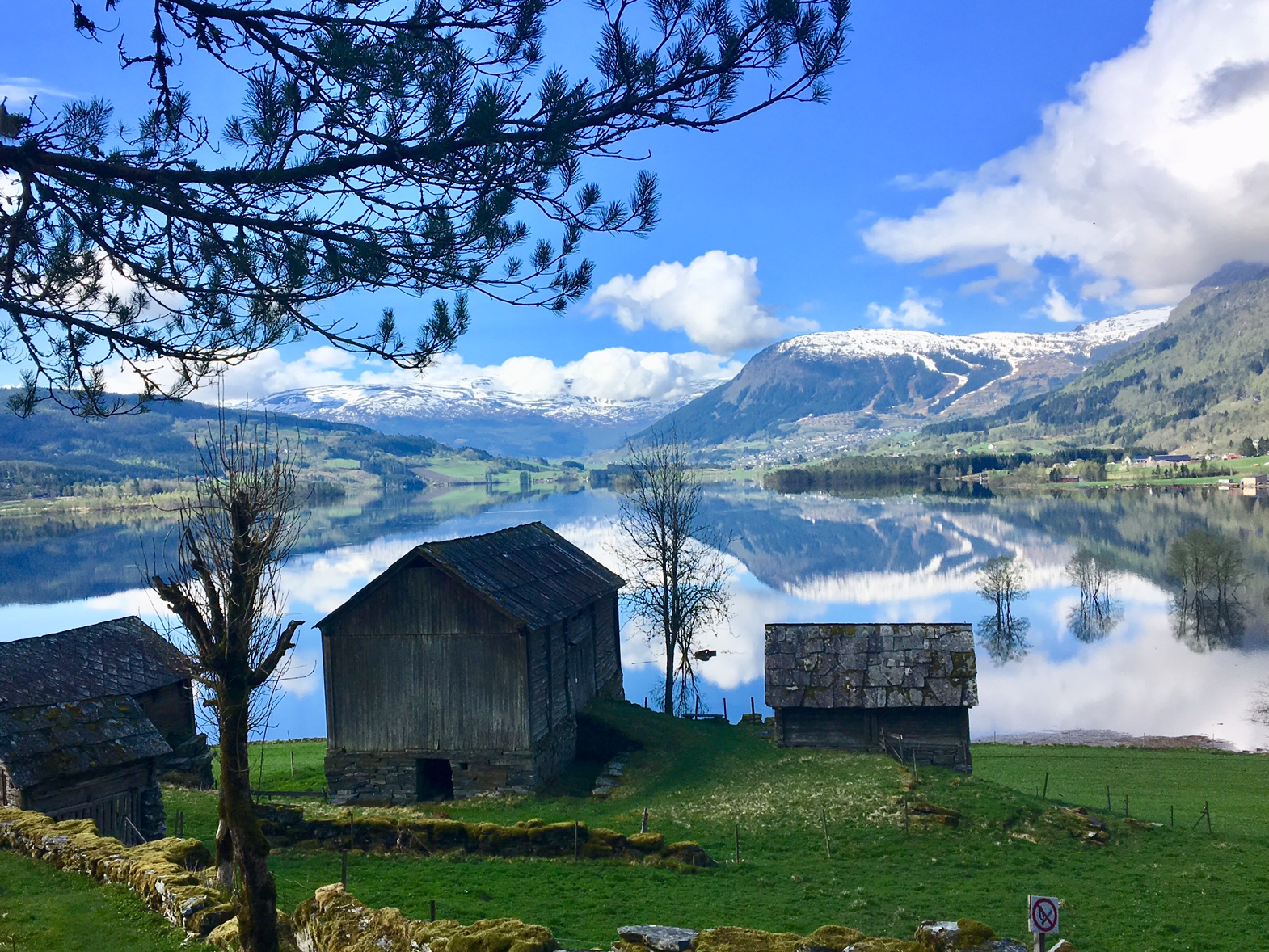 Gamle trehus, ved vatn, skifer på alle tak, sommar, himmel med skyer, voss