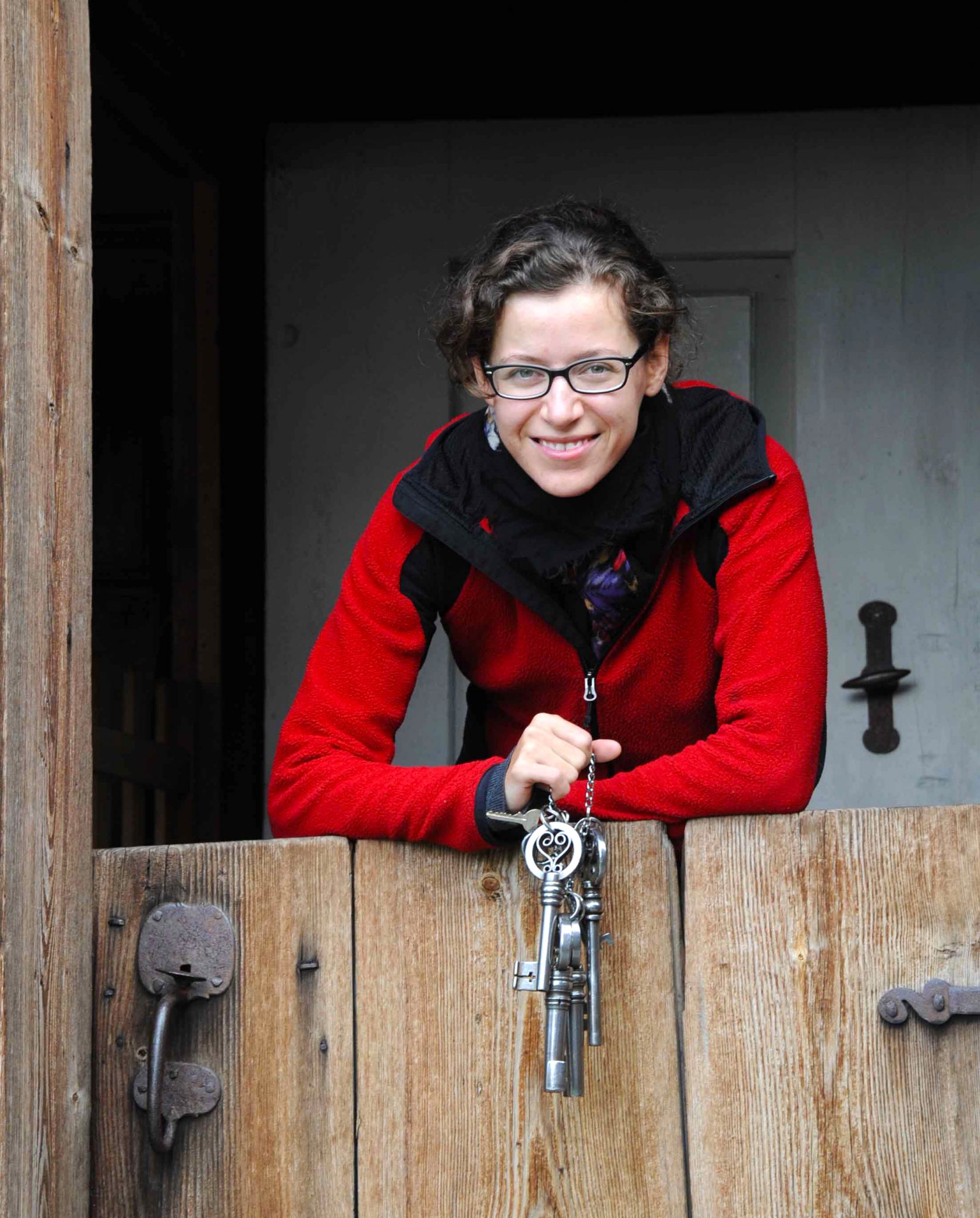 Barbora-på-Mølstertunet-Voss-folkemuseum omvisar, gamalt hus, mange eldre nøklar, kvinne i raud genser